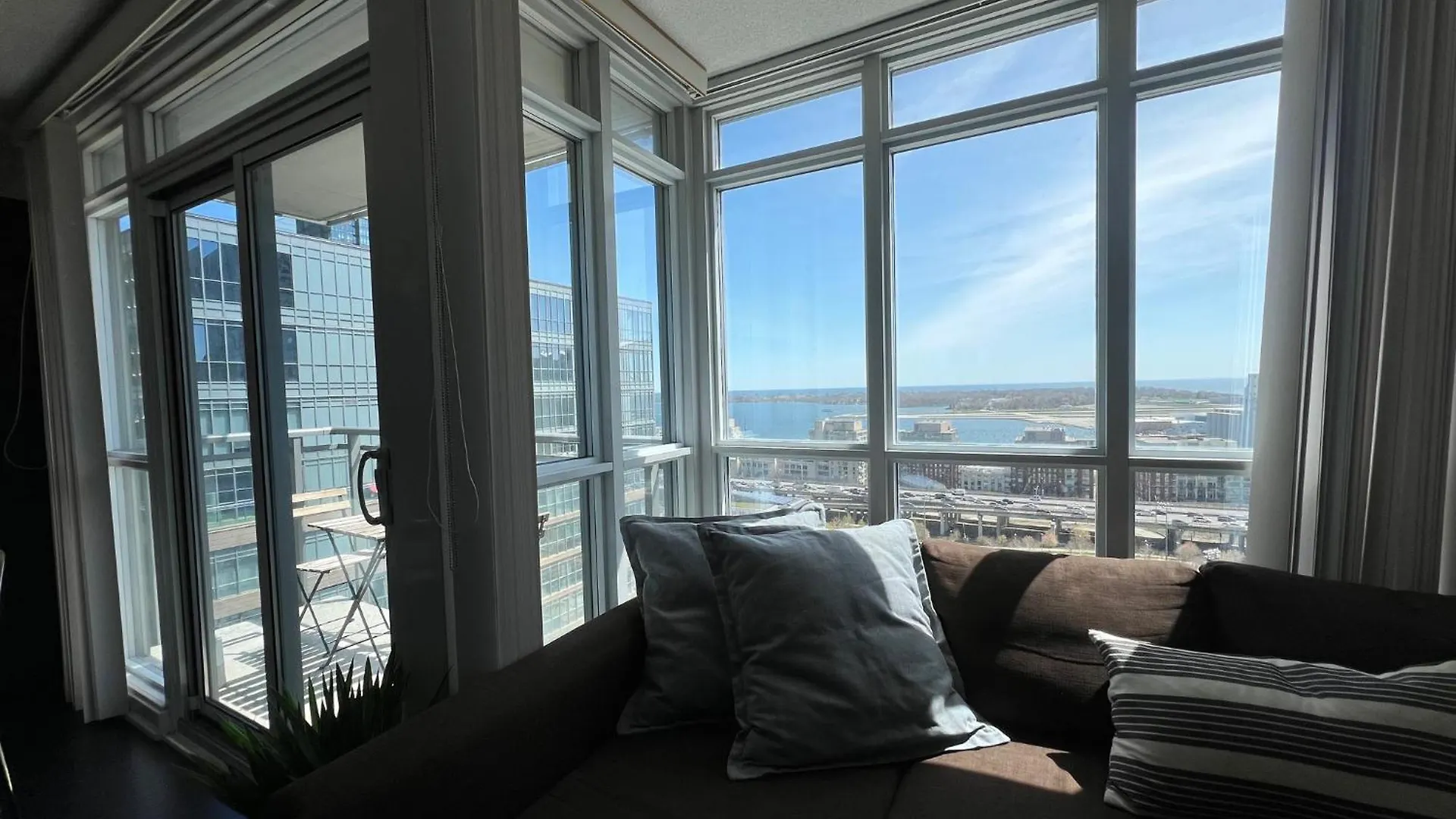 Apartment Axiom Suites Toronto Canada