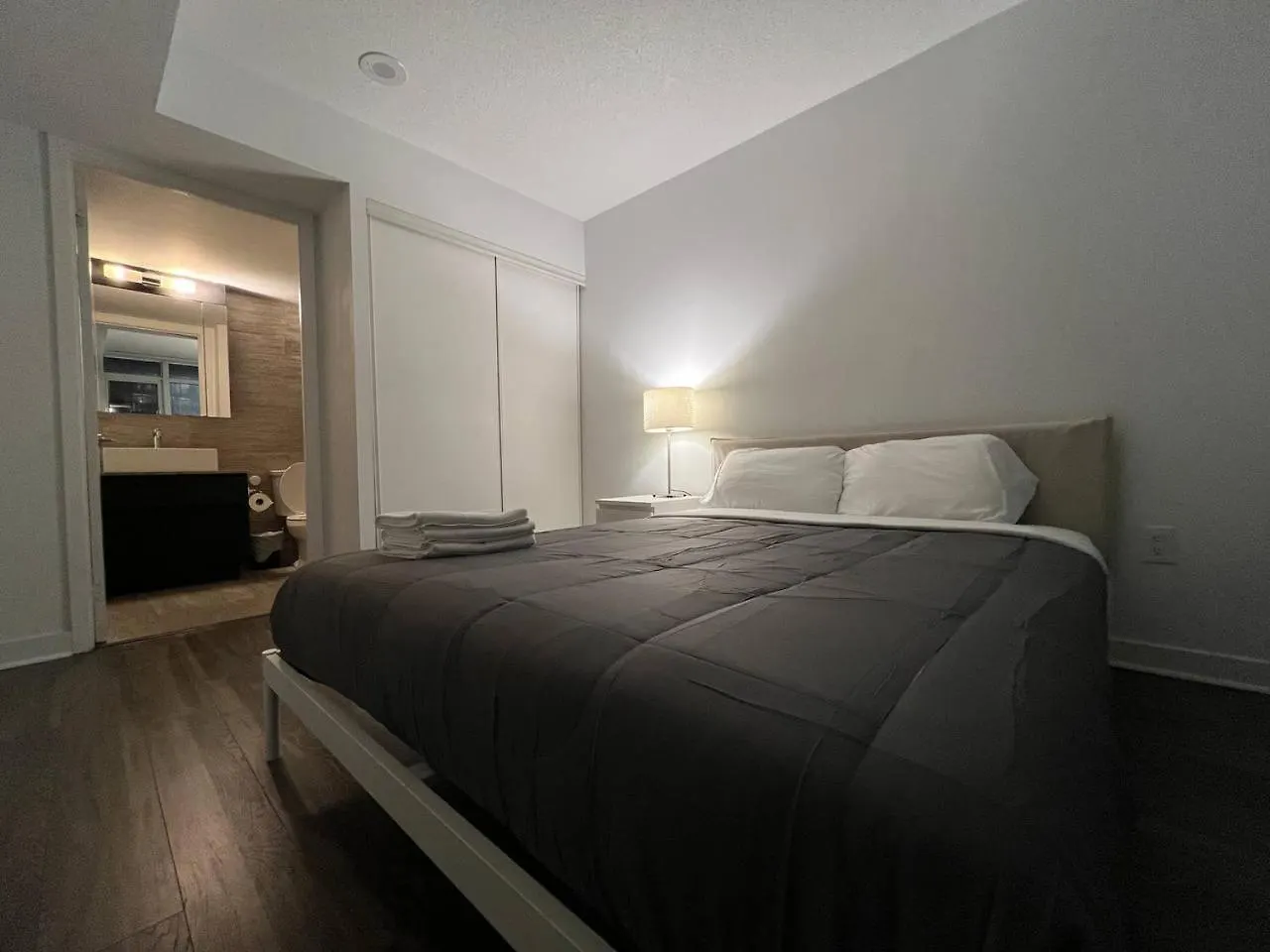 Apartment Axiom Suites Toronto Canada